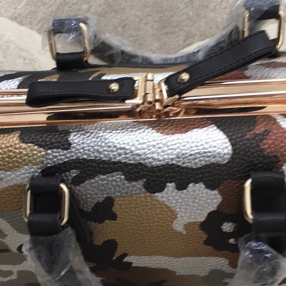 Camouflage Purse with detachable strap - Picture 2 of 8